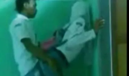 -밀크 시계 우크라이나 그룹 포르노 초콜릿-기타 플로레스 앤젤라 흰색