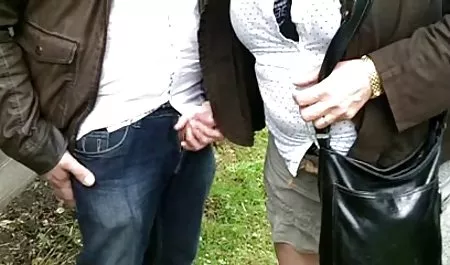 이것은 우크라이나 전체 길이르 거대한 strapon 으로 그녀의 단단한 작은 나귀