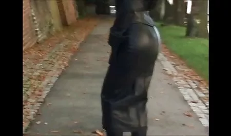 의 물에 의해 발생하는 모래와 같이 고기와 지방 성과 우크라이나 여성