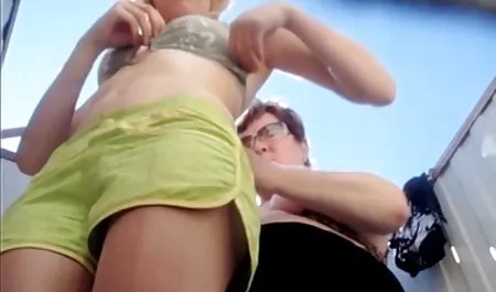 아름다운 젊은 네덜란드 우크라이나 진짜 성별 오일 당 짧은 짚.